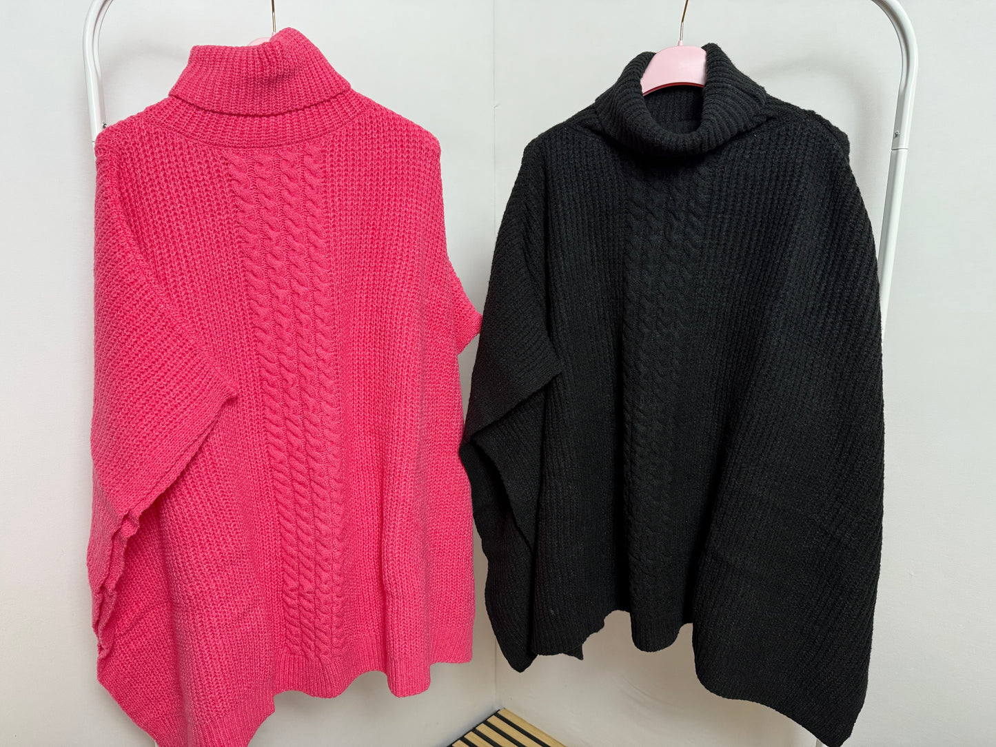 🧶 Kuscheliger Strick-Poncho mit Kragen