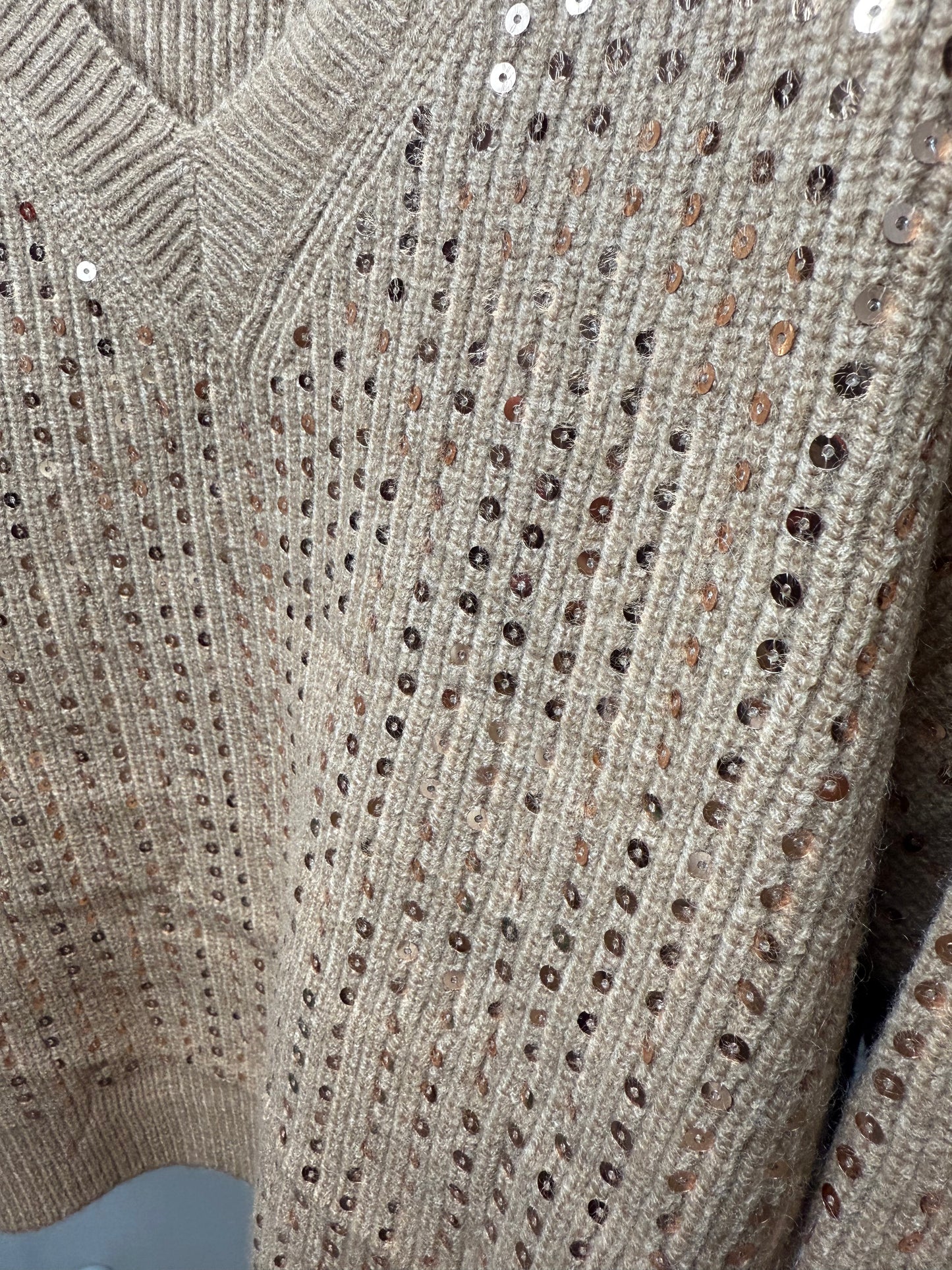 ✨ Eleganter Pullover mit V-Ausschnitt & funkelnden Pailletten – stylisch & feminin