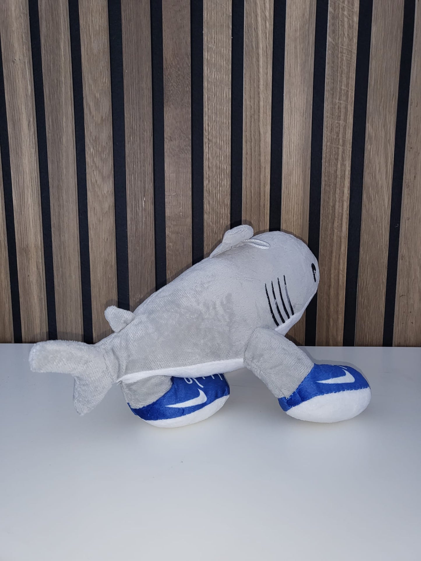 🌊🐟 Plüsch-Hai „Sneaker Shark“ – der sportlichste Kuschelfreund aller Zeiten!