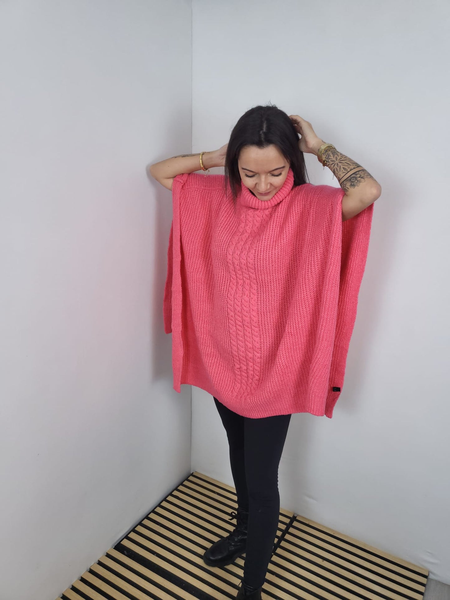 🧶 Kuscheliger Strick-Poncho mit Kragen