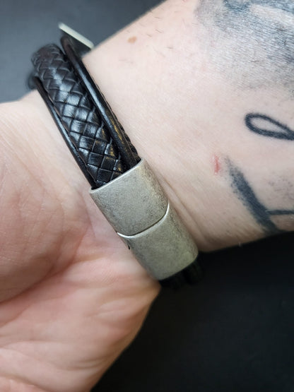 Schwarzes Leder-Metall-Armband mit Magnetverschluss – 23 cm Herren