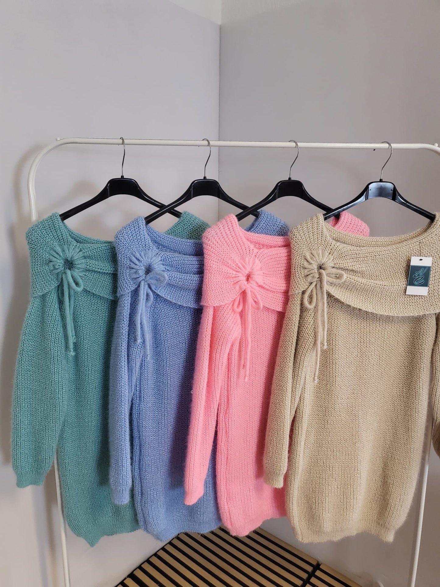 ✨ Strickkleid mit Off-Shoulder-Ausschnitt &amp; Schleifendetail ✨