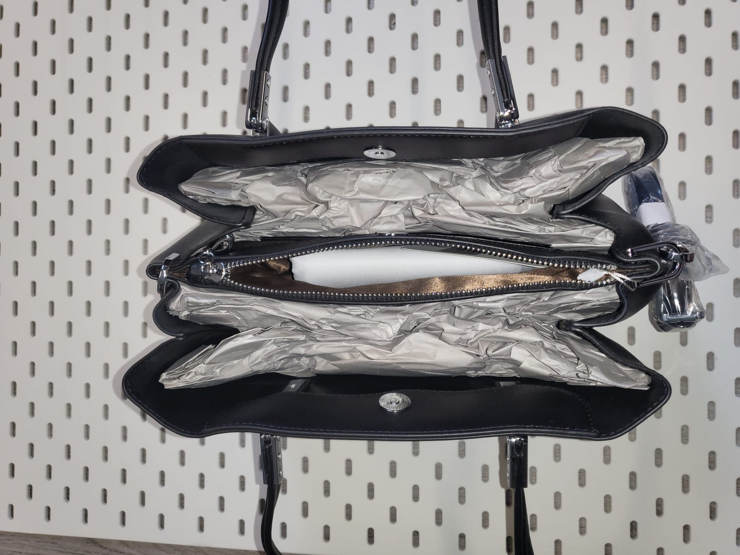 Elegante Kunstledertasche mit Schultergurt und Chromelementen