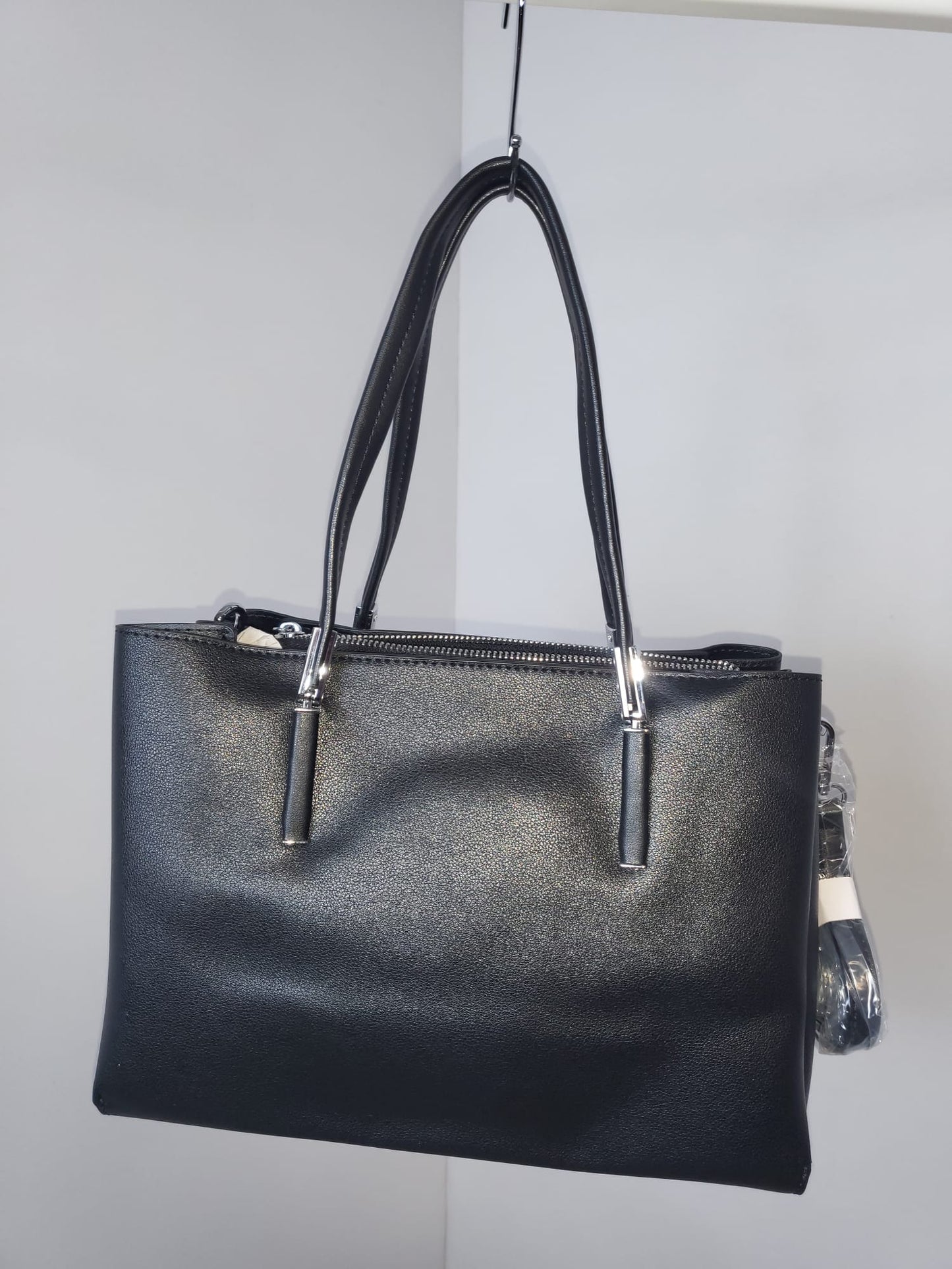 Elegante Kunstledertasche mit Schultergurt und Chromelementen