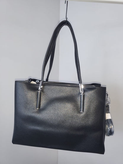 Elegante Kunstledertasche mit Schultergurt und Chromelementen