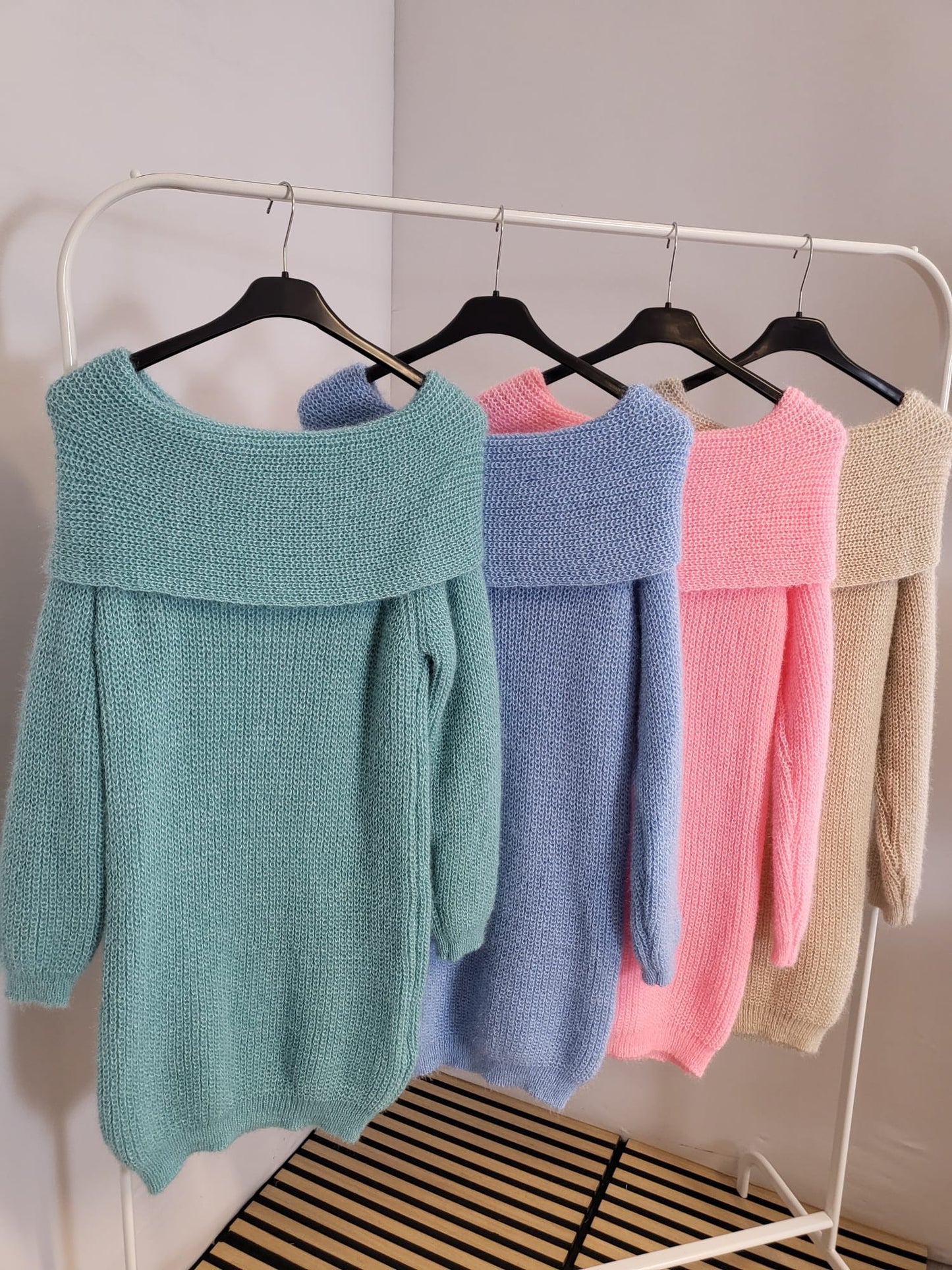 ✨ Strickkleid mit Off-Shoulder-Ausschnitt &amp; Schleifendetail ✨