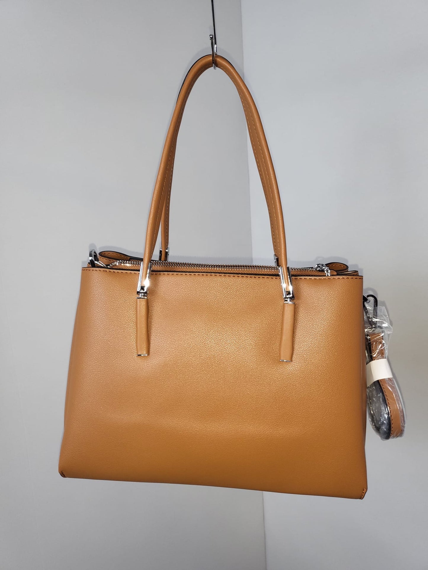 Elegante Kunstledertasche mit Schultergurt und Chromelementen