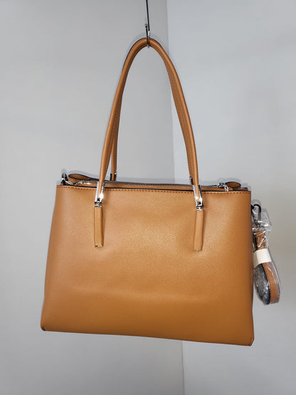 Elegante Kunstledertasche mit Schultergurt und Chromelementen