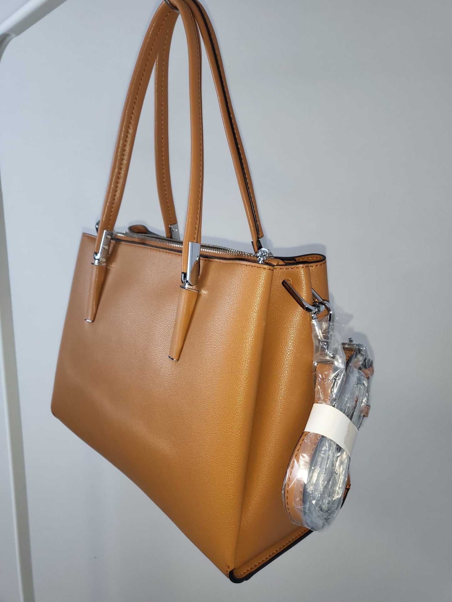 Elegante Kunstledertasche mit Schultergurt und Chromelementen