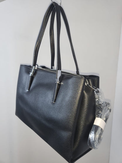 Elegante Kunstledertasche mit Schultergurt und Chromelementen