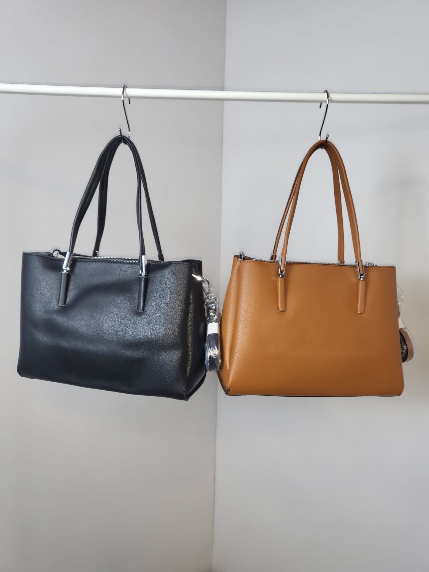 Elegante Kunstledertasche mit Schultergurt und Chromelementen