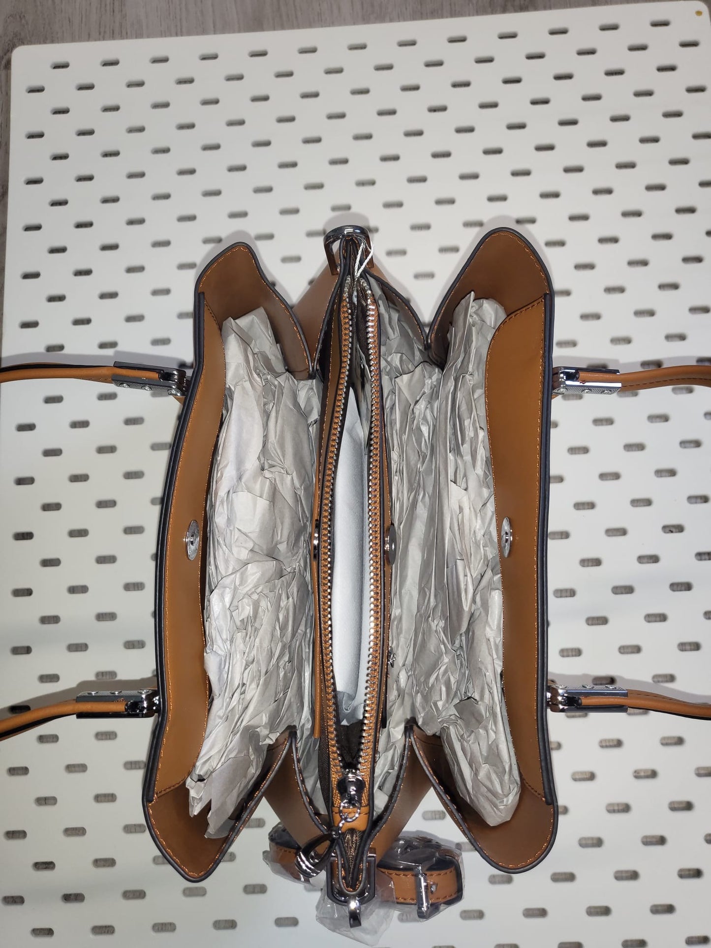 Elegante Kunstledertasche mit Schultergurt und Chromelementen