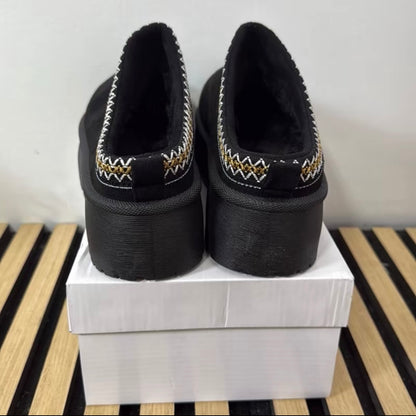 Kuschelige Plateau-Pantoletten mit Ziernaht in Schwarz