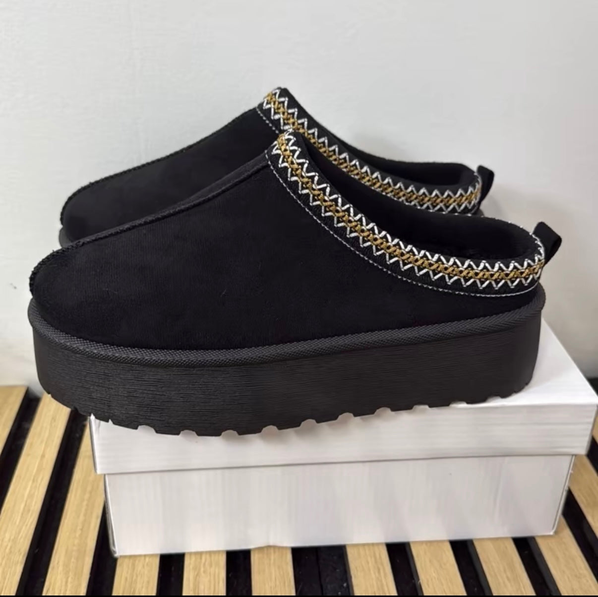 Kuschelige Plateau-Pantoletten mit Ziernaht in Schwarz