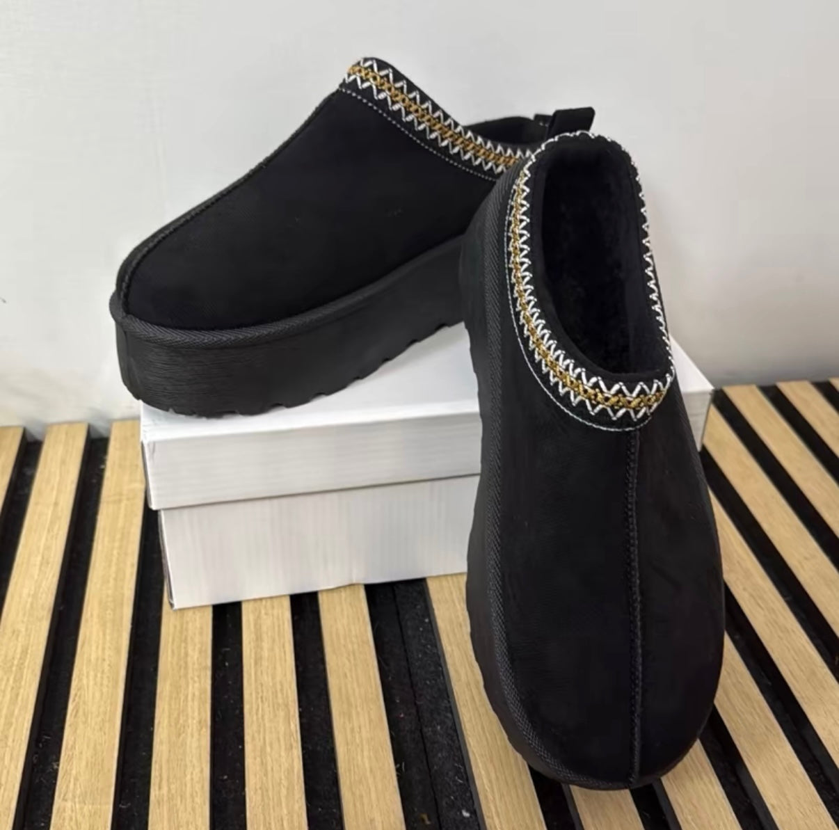 Kuschelige Plateau-Pantoletten mit Ziernaht in Schwarz