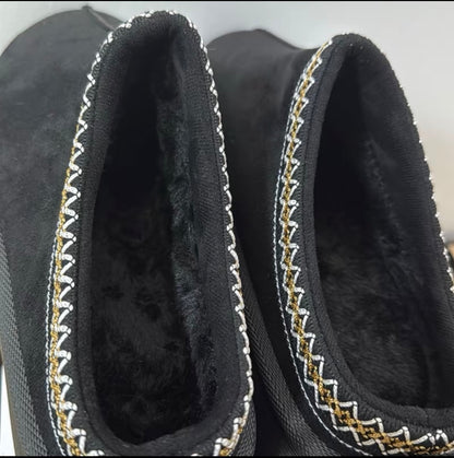 Kuschelige Plateau-Pantoletten mit Ziernaht in Schwarz