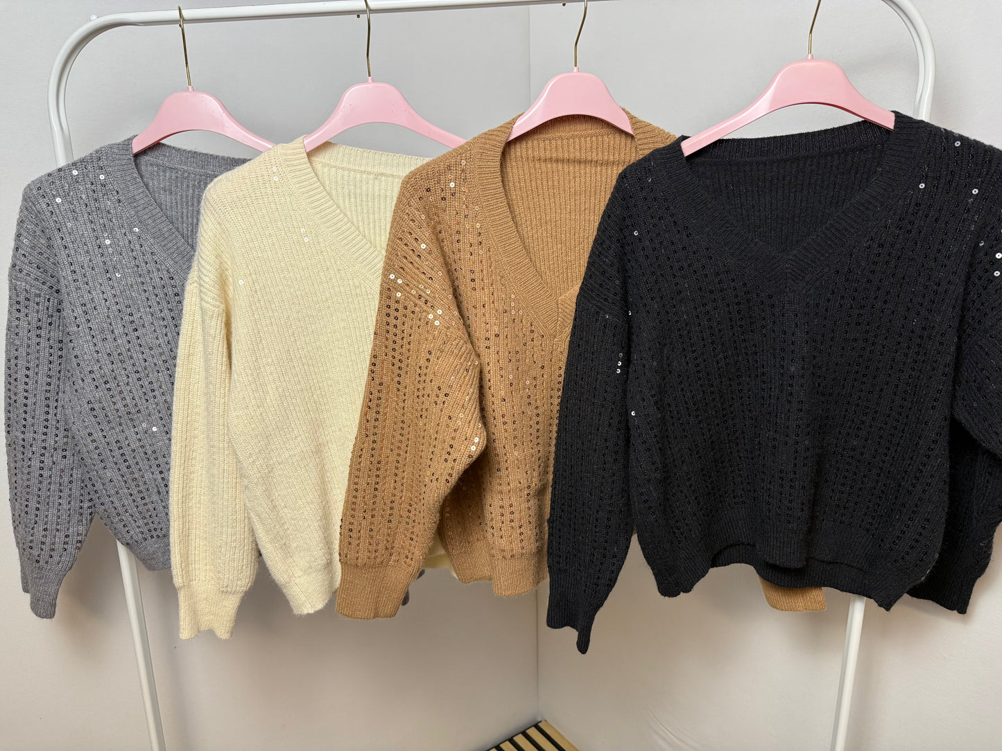 ✨ Eleganter Pullover mit V-Ausschnitt & funkelnden Pailletten – stylisch & feminin