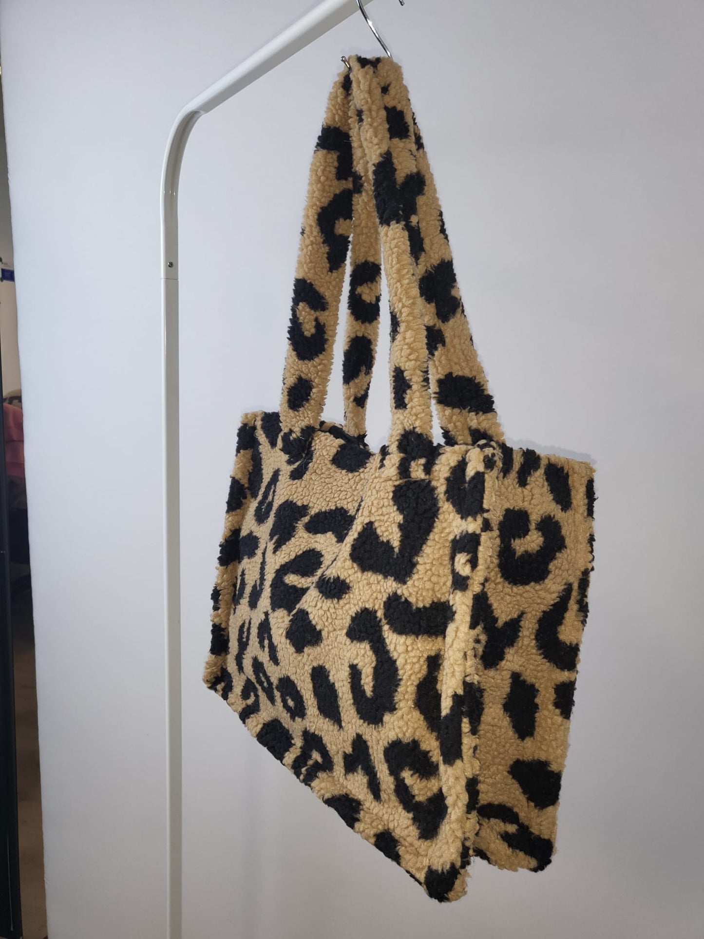 Leo Teddy Tasche – Stylisch, flauschig & absolut im Trend