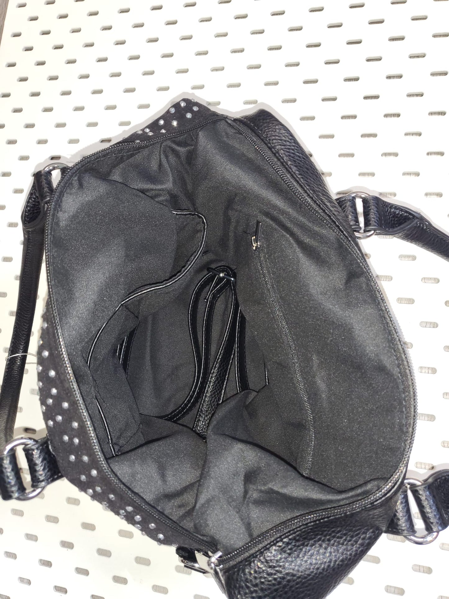 🖤 Rockige Handtasche mit Totenkopf-Design & Nietenoptik