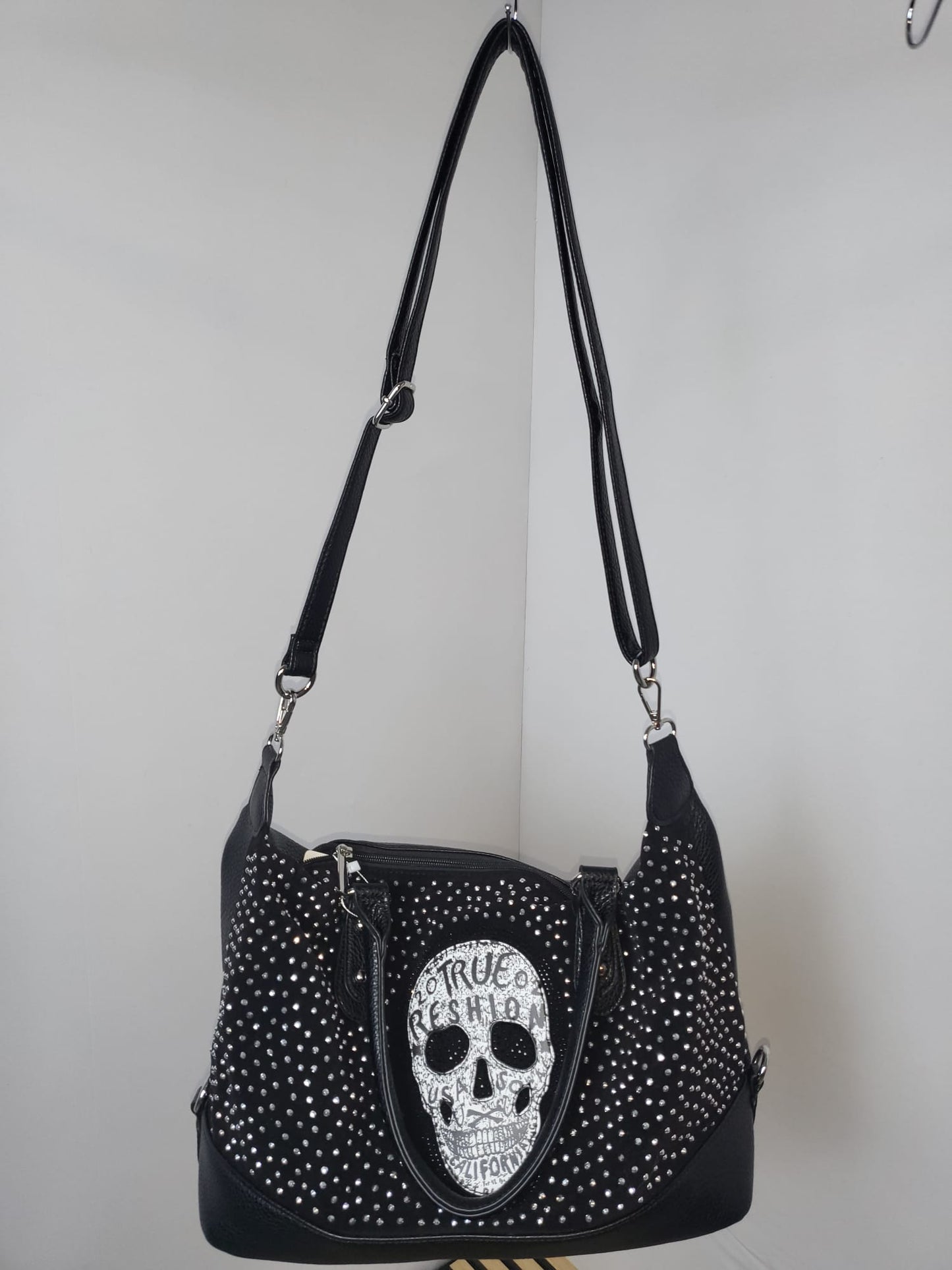 🖤 Rockige Handtasche mit Totenkopf-Design & Nietenoptik