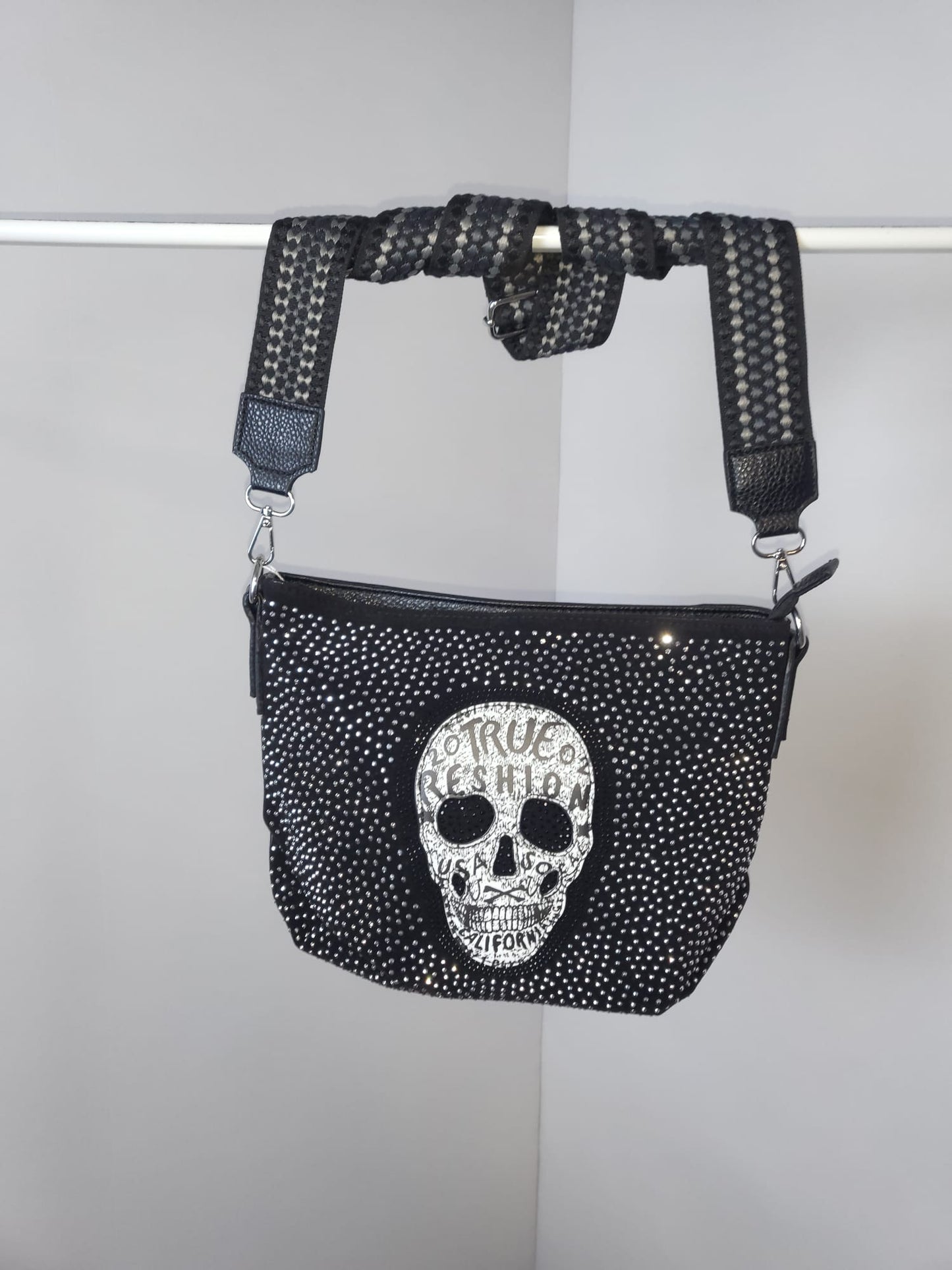 💀 Skull-Handtasche mit Totenkopf & Nietenoptik – True Fashion Statement