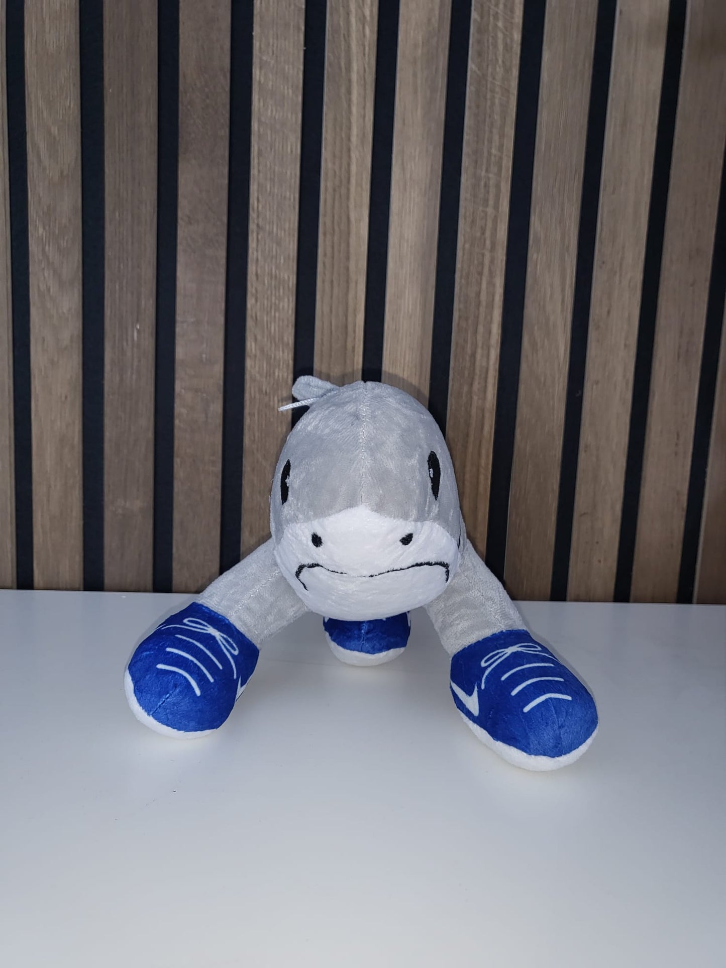 🌊🐟 Plüsch-Hai „Sneaker Shark“ – der sportlichste Kuschelfreund aller Zeiten!