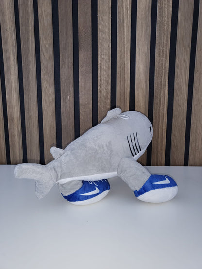 🌊🐟 Plüsch-Hai „Sneaker Shark“ – der sportlichste Kuschelfreund aller Zeiten!