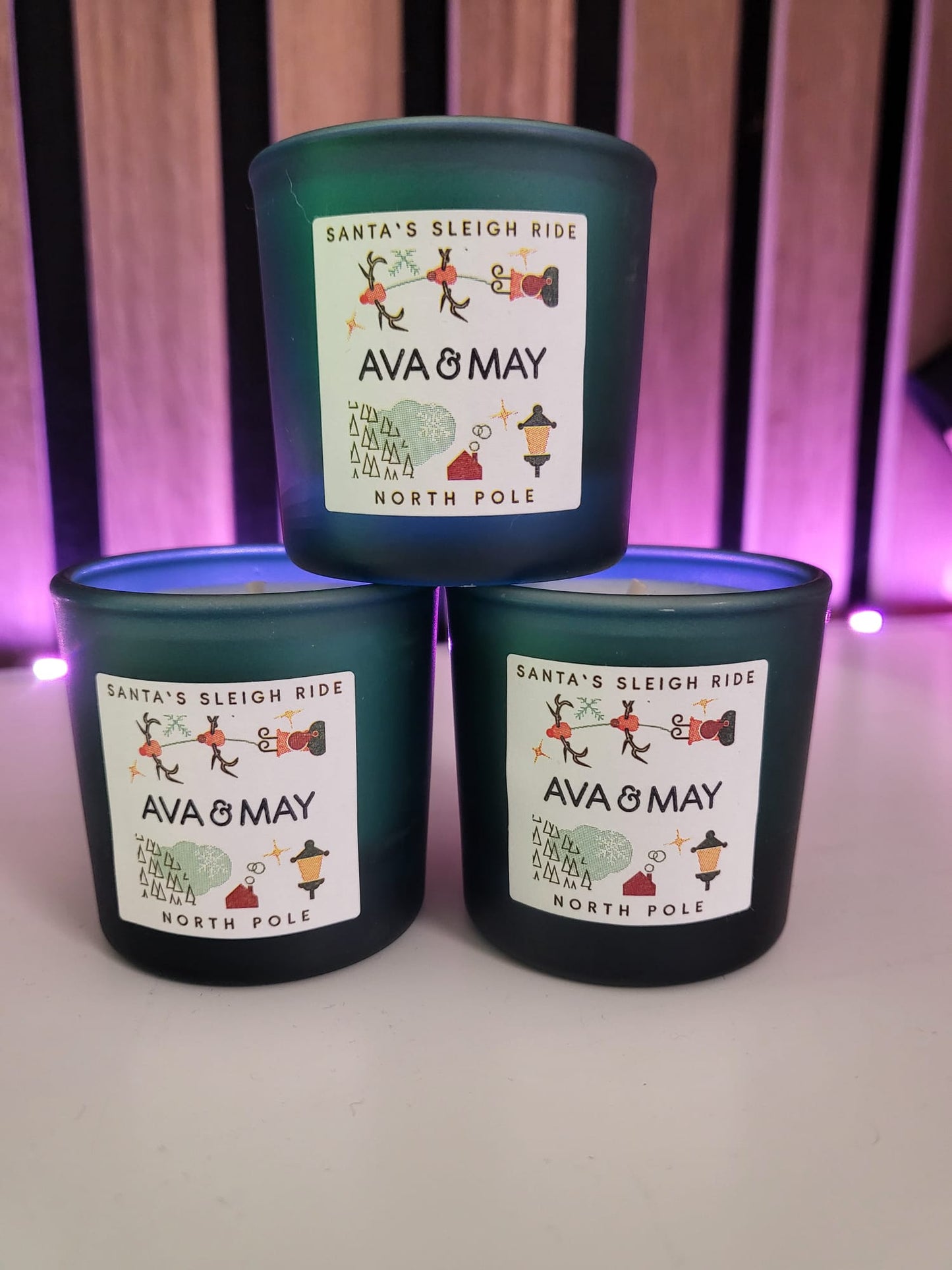 AVA &amp; MAY Duftkerze — Mini Kerze - Brenndauer ca 7 Stunden&nbsp;Santas Sleigh Ride (North Pole)