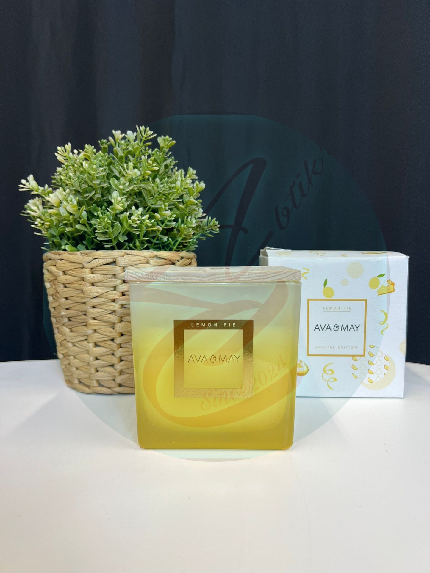 AVA &  MAY Duftkerze — Große Größe (ca. 70 Stunden) — B-Ware Lemon Pie Special Edition