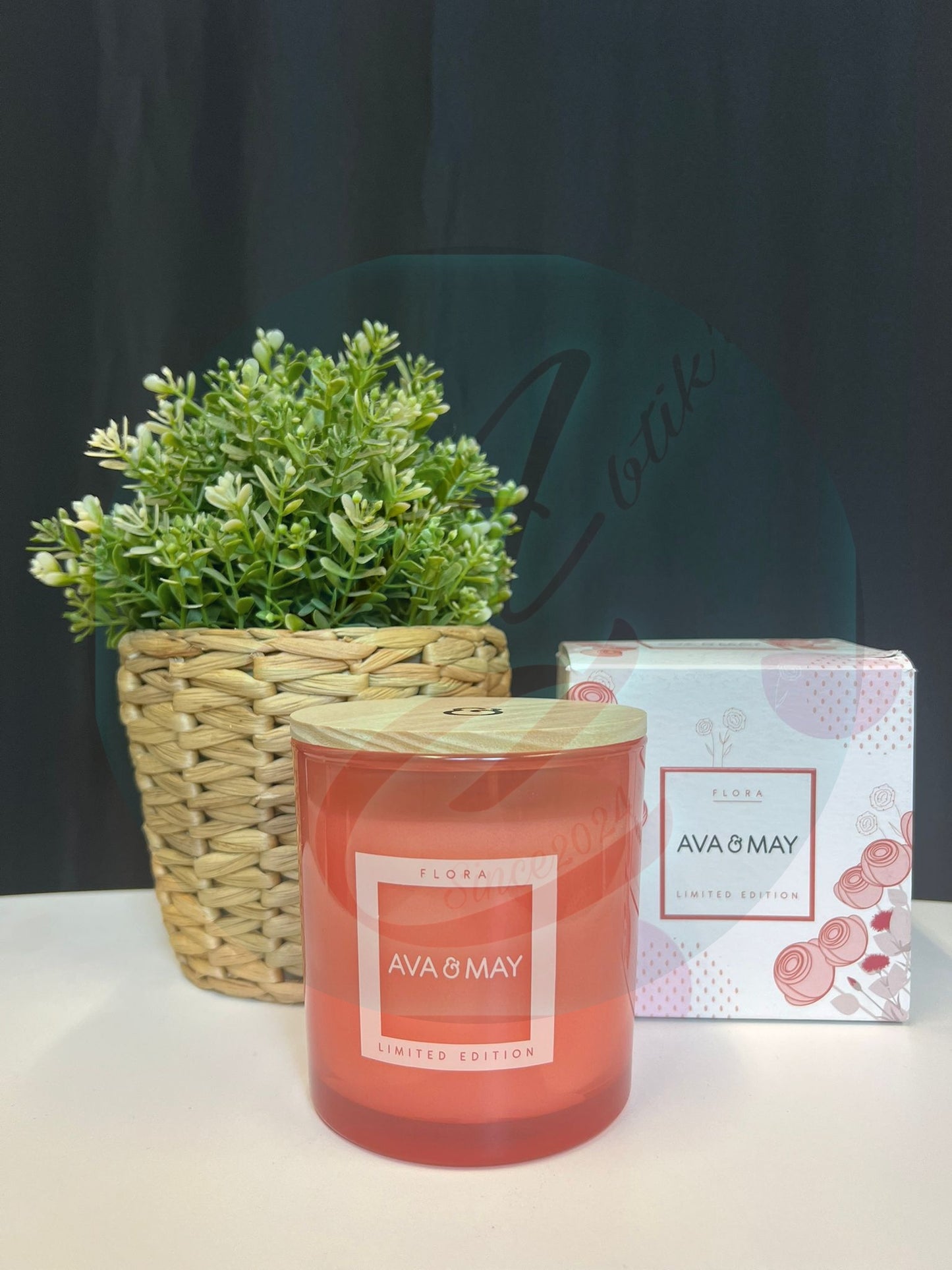 AVA & MAY Duftkerze — Große Größe (ca. 70 Stunden) — B-Ware Flora Limited Edition