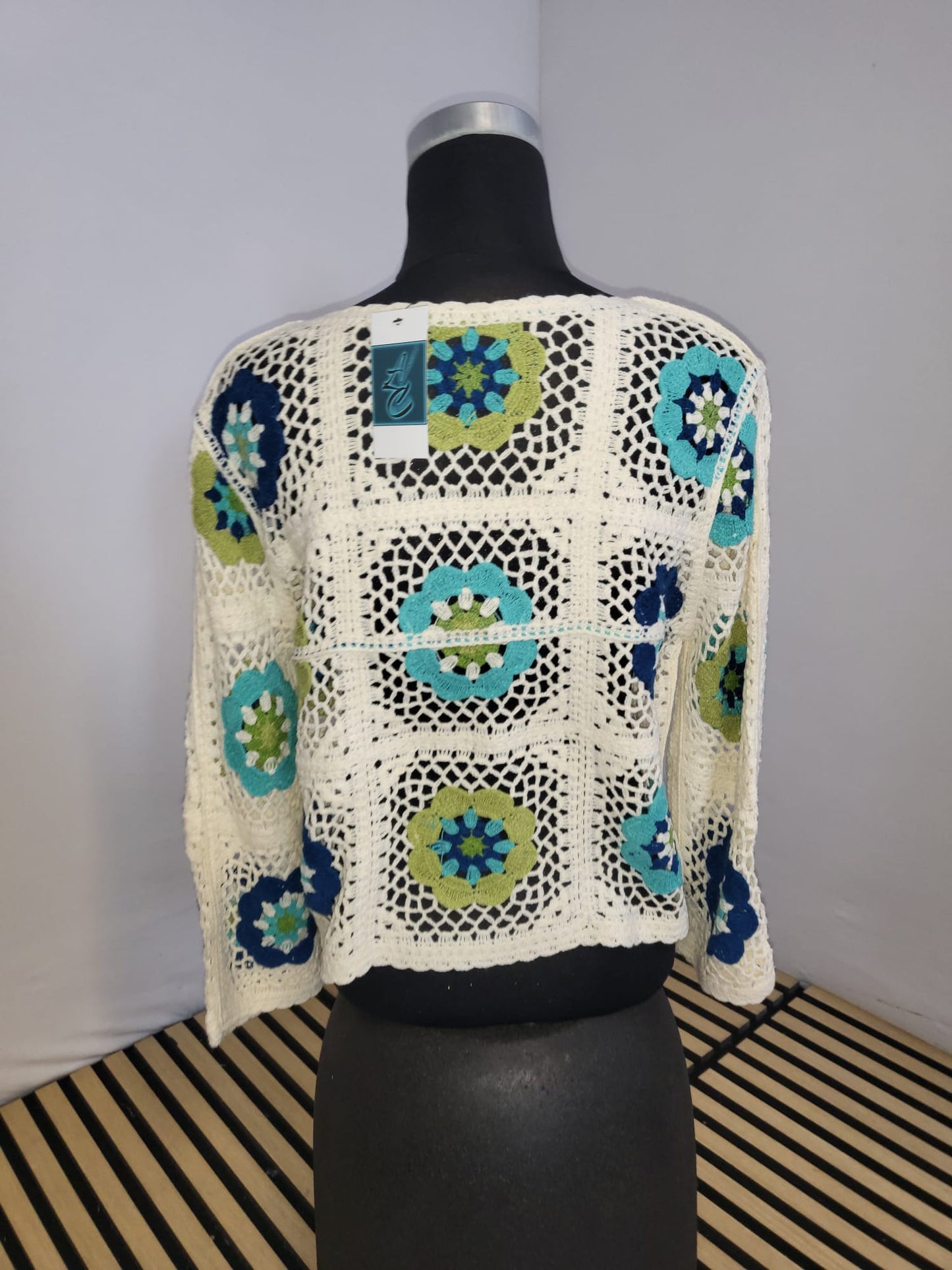 Boho Häkel-Top mit floralen Granny Squares – 100% Baumwolle