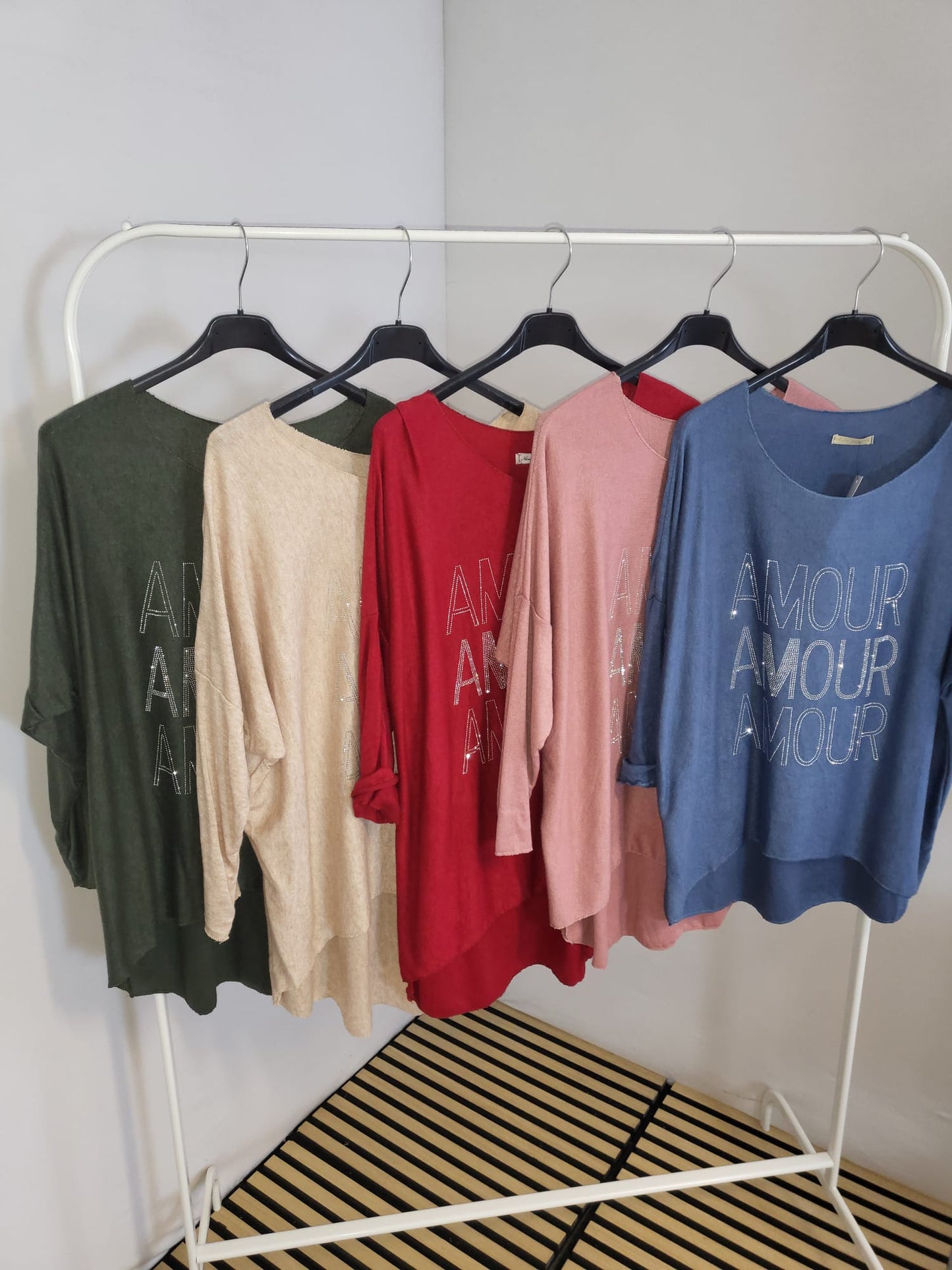 ✨ Oversized Butterstoff-Oberteil „AMOUR“ mit Glitzerstein – Made in Italy 🇮🇹